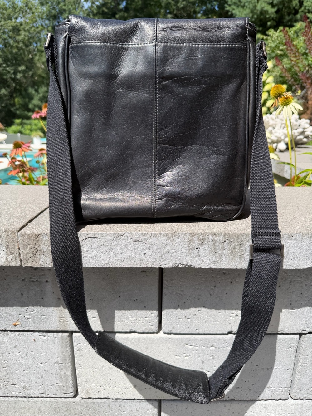 Kenneth Cole Reaction Black Leather Messenger Bag 11”X11” - Picture 2 of 16